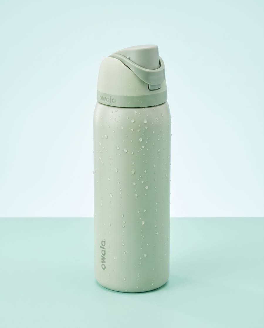 AI visual Owala — bottle with water splash, studio variant
