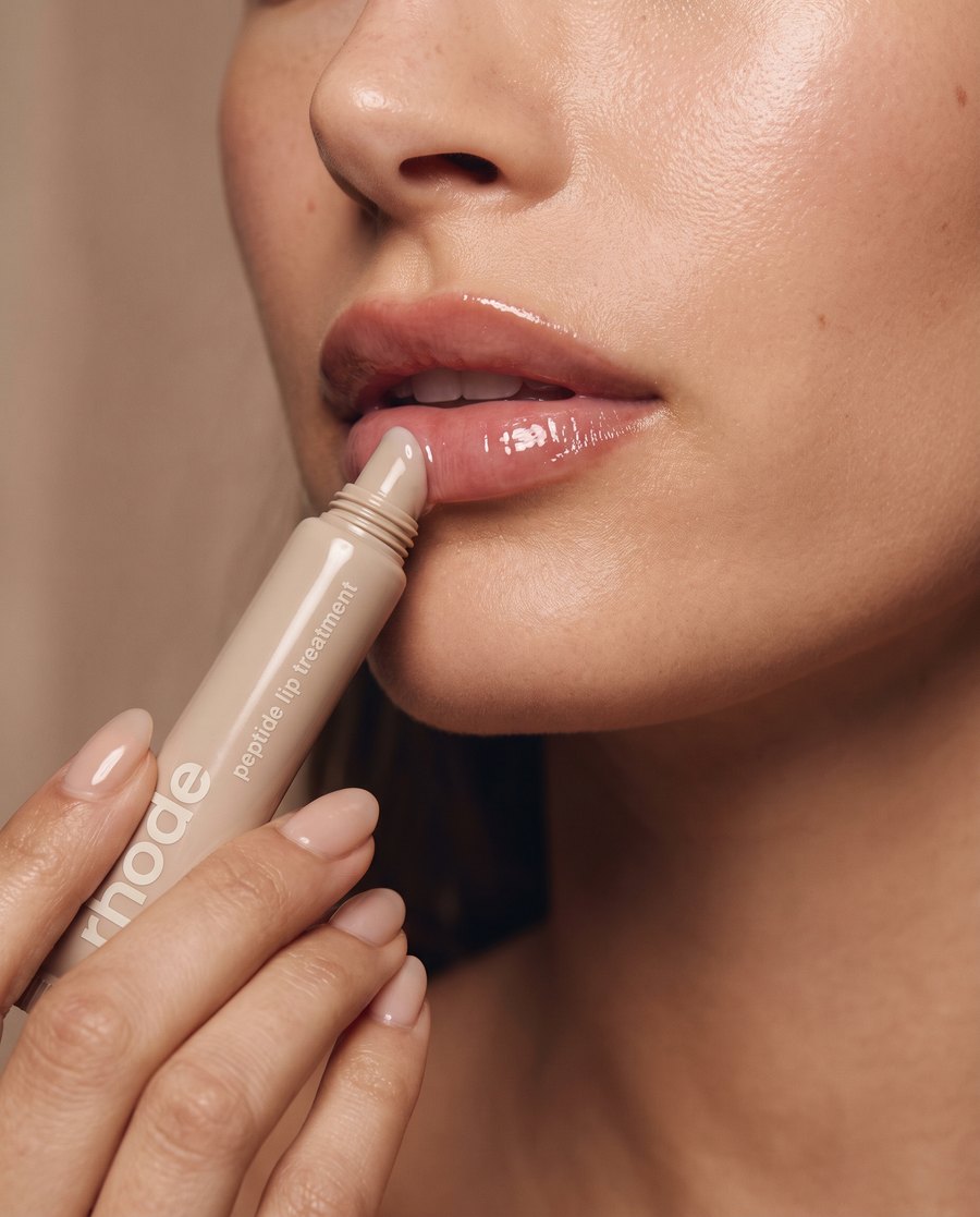 AI beauty vizuál — aplikace rhode peptide lip treatment na rty