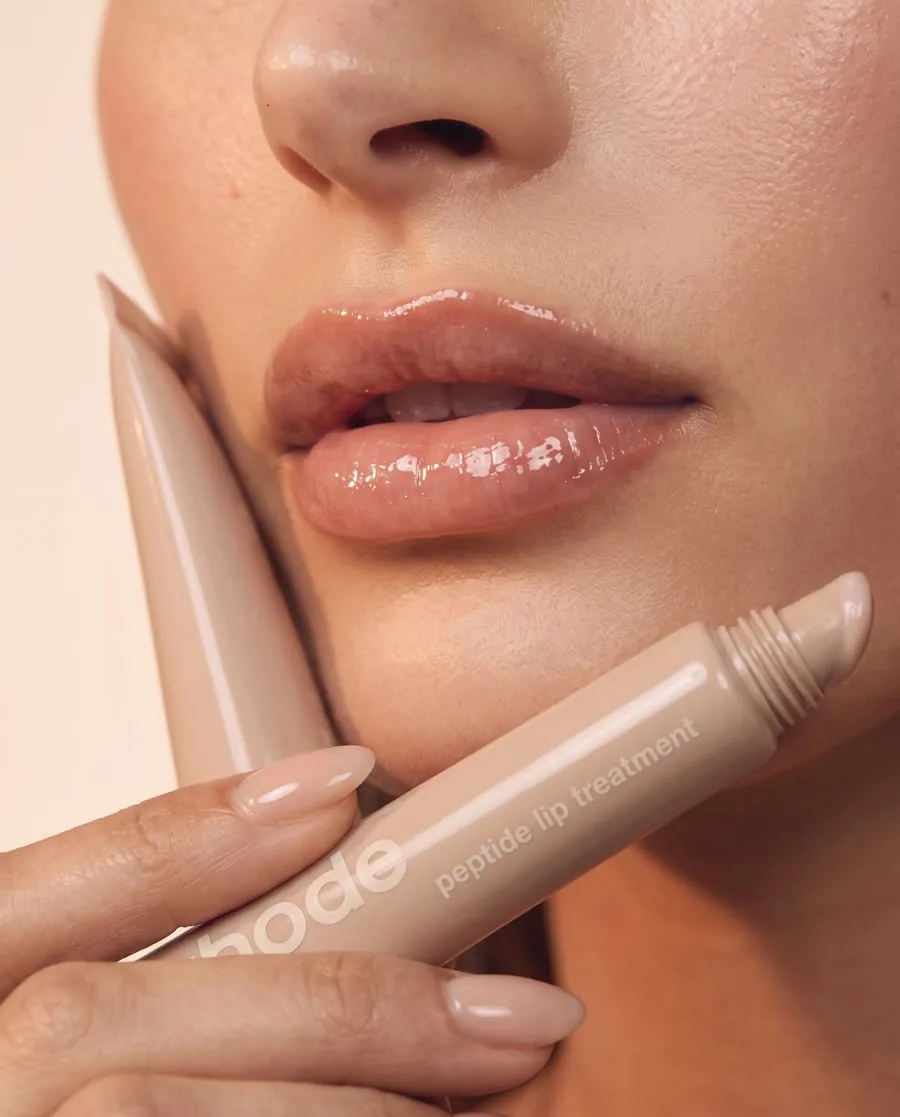 AI beauty vizuál — rhode lesk na rty, detail produktu