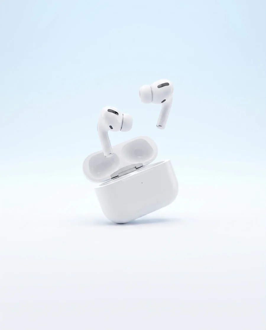 AI vizuál AirPods Pro — sluchátka na světle modrém pozadí
