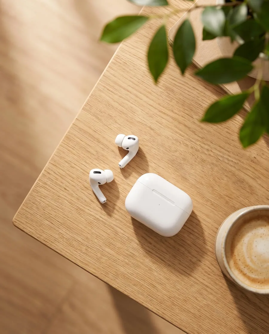 AI vizuál AirPods Pro — sluchátka s pouzdrem, lifestyle detail